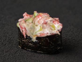 Гункан с крабом и авакадо