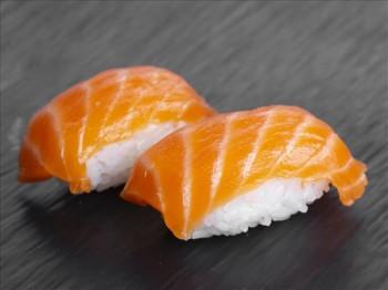 Суши лосось